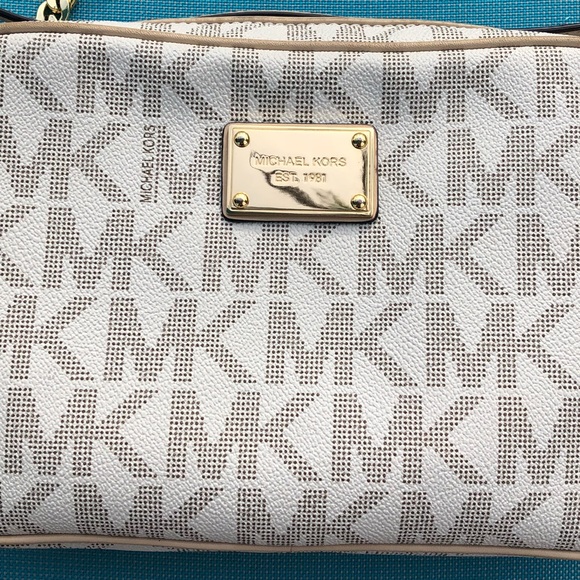 Michael Kors crossbody bag. Great condition. - Picture 3 of 8